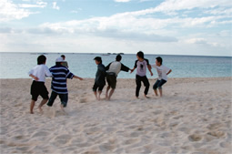 砂浜アクティビティ、裸足で感じるサンゴ礁の砂浜