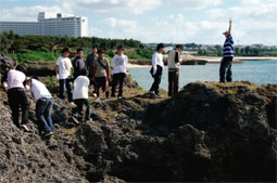 途中で休憩したり地形の説明を聞いたりしながら進む