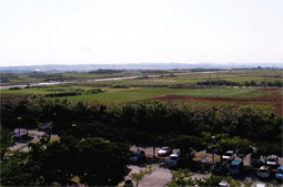 読谷村役場から読谷補助飛行場跡を見る